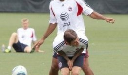 黑皮足球帅哥吃瓜视频,揭秘球场外趣味生活