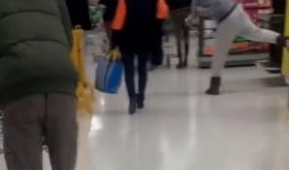 男子扒窗户吃瓜视频,这瓜吃出了新境界！