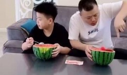给父亲吃瓜,为父亲送上清凉甜蜜的瓜果时光