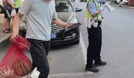 阳台吃瓜引来警察,警察上门解疑团