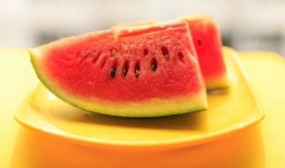 夏季吃瓜题字,瓜果飘香，尽享清凉时光