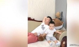 搞怪萌娃模拟吃瓜,搞笑瞬间萌翻众人