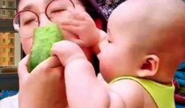 搞怪萌娃模拟吃瓜,搞笑瞬间萌翻众人