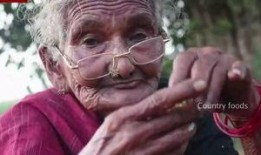 印度农村姑娘吃瓜