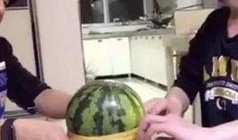 独居小伙吃红瓜视频,一瓜解千愁