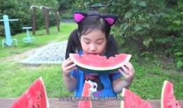 萝莉女孩吃瓜,萝莉女孩的甜蜜瓜果时光