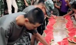 教官们集体吃瓜,揭秘军营里的欢乐时光