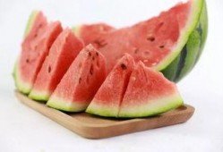 夏日吃瓜的情形,清凉一夏，尽享甜蜜时光