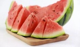 夏日吃瓜的情形,清凉一夏，尽享甜蜜时光