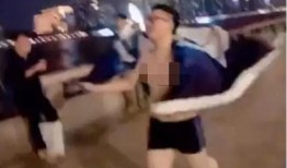 吃瓜武汉商场裸奔,吃瓜群众围观，现场混乱不堪