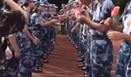 教官们集体吃瓜,揭秘军营里的欢乐时光