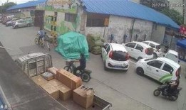 警察出警吃瓜群众,一场现代版“街头秀”