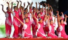 休闲广场吃瓜比赛,休闲广场吃瓜比赛欢乐开赛