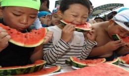 打架的时候吃瓜,围观打架现场，瓜分激情瞬间