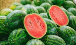 打架的时候吃瓜,围观打架现场，瓜分激情瞬间