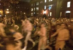 吃瓜武汉商场裸奔,吃瓜群众围观，现场混乱不堪