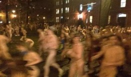 吃瓜武汉商场裸奔,吃瓜群众围观，现场混乱不堪