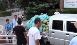 情侣吃瓜现场照片,甜蜜瞬间曝光！